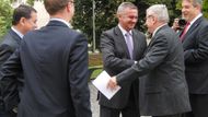 Hejtman Pardubického kraje Martin Netolický (ČSSD) s "buňkou" SPOZ (zleva Zbyněk Kusý, Vratislav Mynář, Jaromír Dušek, Zdeněk Štengl).
