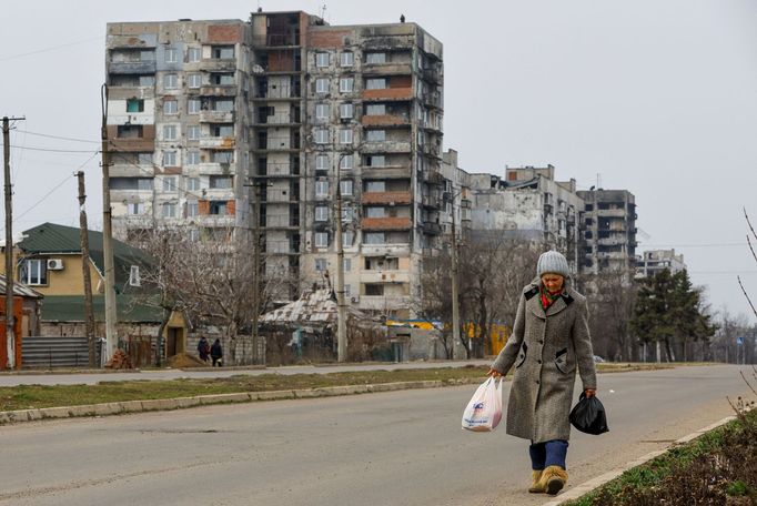 Ruskem okupované ukrajinské město Mariupol rok od útoku na tamní divadlo.