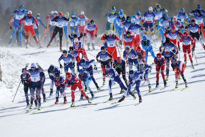 Závodnice v běhu na lyžích na 30 km klasicky s hromadných startem na ZOH v Pekingu