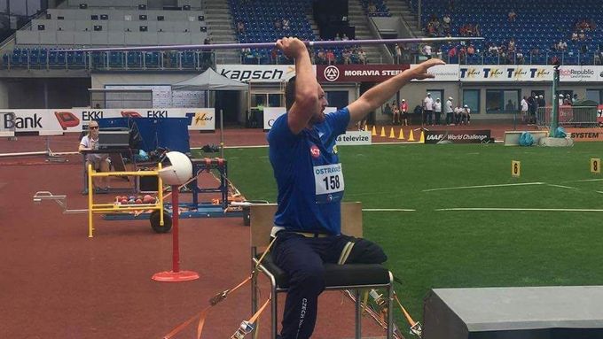 Vítězem oštěpařského sektoru exhibičních závodů handicapovaných atletů na Zlaté tretře 2017 se stal Jaroslav Petrouš.