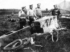 Ruští důstojníci u trosek letounu Františka Maliny.