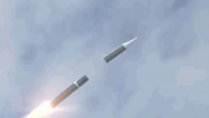 Snímek z čínského propagandistického videa, který zachycuje balistickou střelu Dongfeng-17.