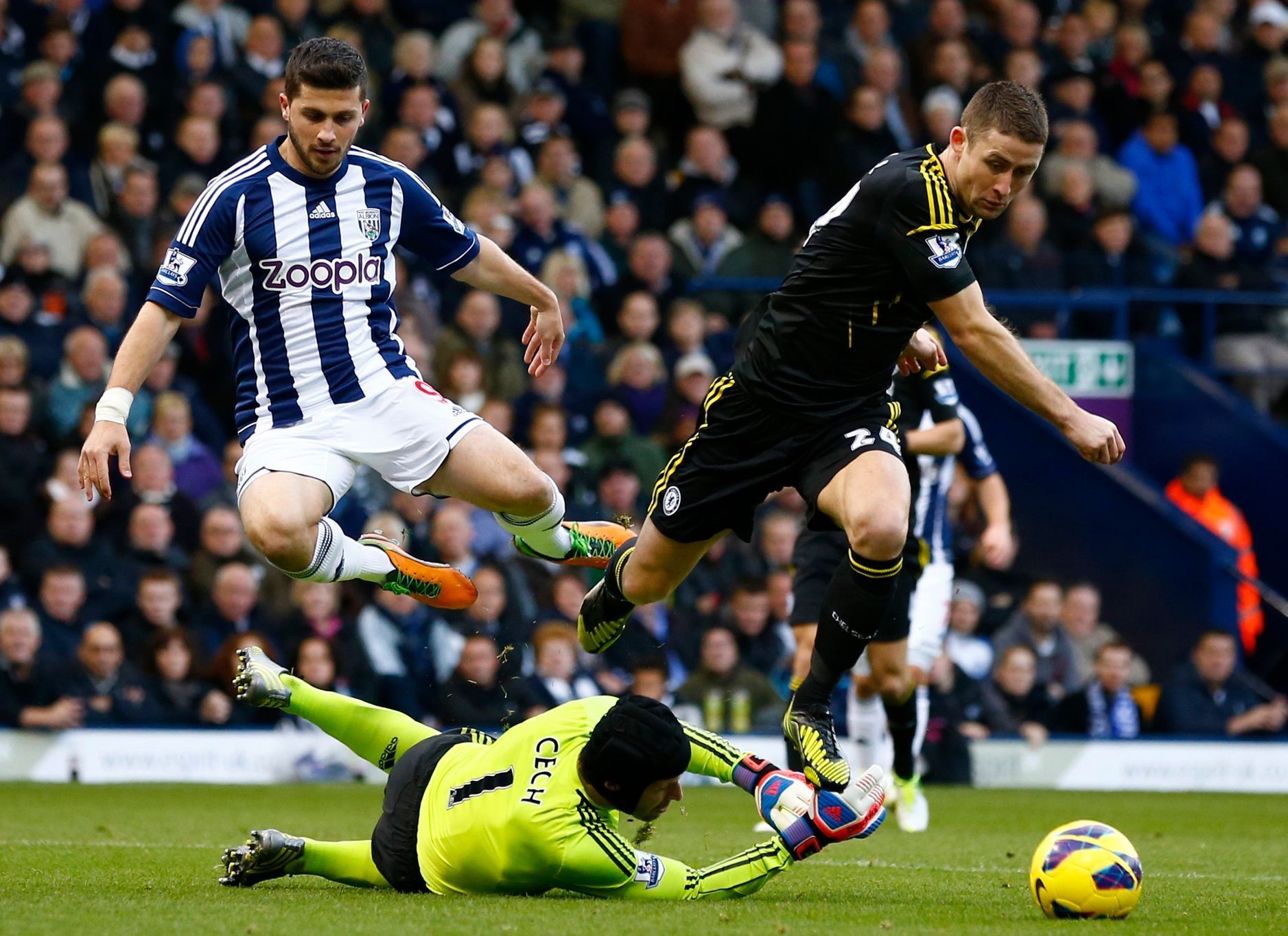 West Bromwich - Chelsea (gólman Čech v akci)