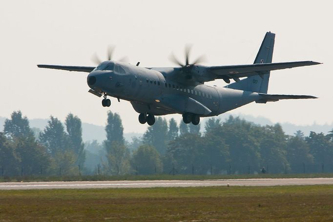 C-295 CASA (AČR) – přilétá na statickou ukázku – dovnitř se vejde i Land Rover