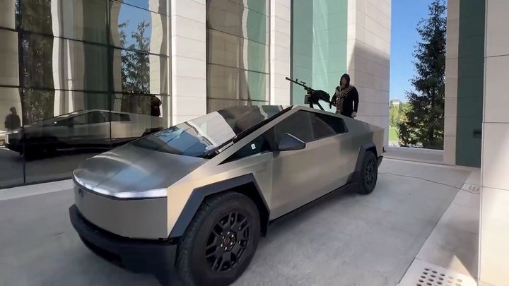 "To se nedělá, Elone." Kadyrovovi vypnuli Cybertruck, má dva nové a jedou do boje