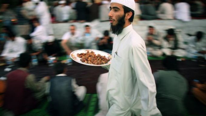 Noční opulentní hostiny muslimů během ramadánu