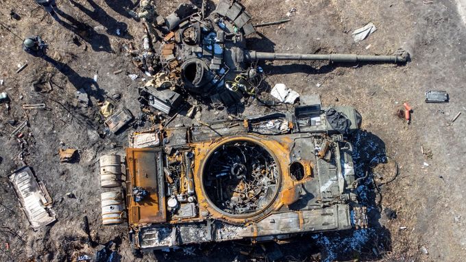 Zničený ruský tank v ukrajinském městě Buča.