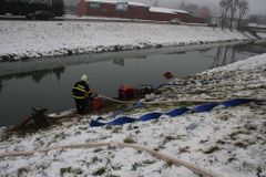 Z řeky Bečvy ve Vsetíně vytáhli hasiči mrtvou ženu