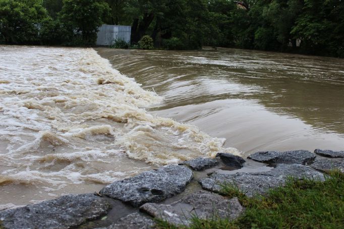 Hladina Botiče sice dávno kulminovala, vodní živel se ale ještě zkrotit nenechal.