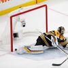 7. finále NHL 2018/19, Boston - St. Louis: Brankář Tuukka Rask inkasuje gól na 0:4.