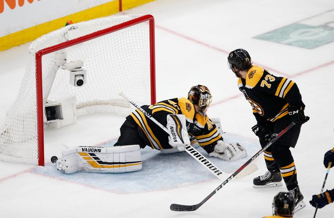 7. finále NHL 2018/19, Boston - St. Louis: Brankář Tuukka Rask inkasuje gól na 0:4.