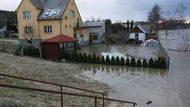 Většina domů u řeky měla večer zatopené zahrady. "Lužnice je nivní řeka, teče rovinou, tady nám nějaké hráze z pytlů s pískem nepomohou," říká starosta František Chramosta.