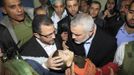 Senior Hamas leader Ismail Haniyeh (2nd R) and Egypt's Prime Minister Hisham Kandil (2nd L) touch the body of a Palestinian boy, who was killed in an Israeli air strike, during a visit to a hospital in Gaza City November 16, 2012. Israel's military denied on Friday that it had carried out attacks in the Gaza Strip during a visit to the enclave by Kandil. REUTERS/Mahmud Hams/Pool (GAZA - Tags: POLITICS CIVIL UNREST TPX IMAGES OF THE DAY) Published: Lis. 16, 2012, 10:29 dop.