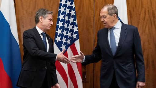 Americký ministr zahraničí Anthony Blinken a jeho ruský protějšek Sergej Lavrov na schůzce v Ženevě.