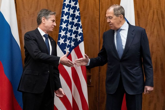 Americký ministr zahraničí Anthony Blinken a jeho ruský protějšek Sergej Lavrov na schůzce v Ženevě.