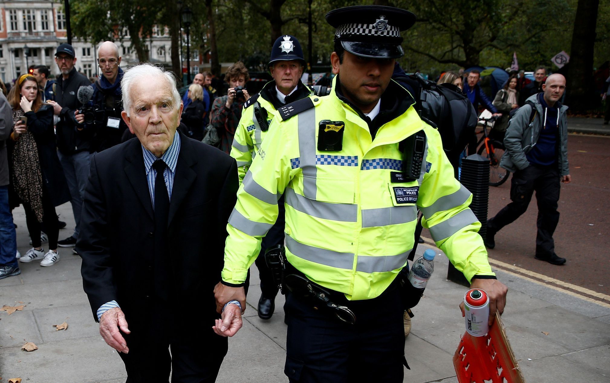 Policie v Londýně zatkla jednoho z protestujících na demonstraci Extinction Rebellion.