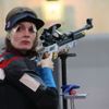 Česká střelkyně Kateřina Emmons během střelby ze vzduchové pušky na 10 metrů na OH 2012 v Londýně.
