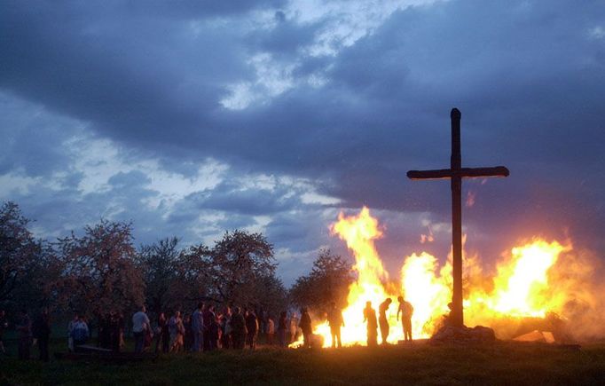 Velké ohně však k pálení čarodějnic poslední dubnovou noc neodmyslitelně patří. Udržet je pod kontrolou bylo letos mnohem náročnější než v jiných letech.