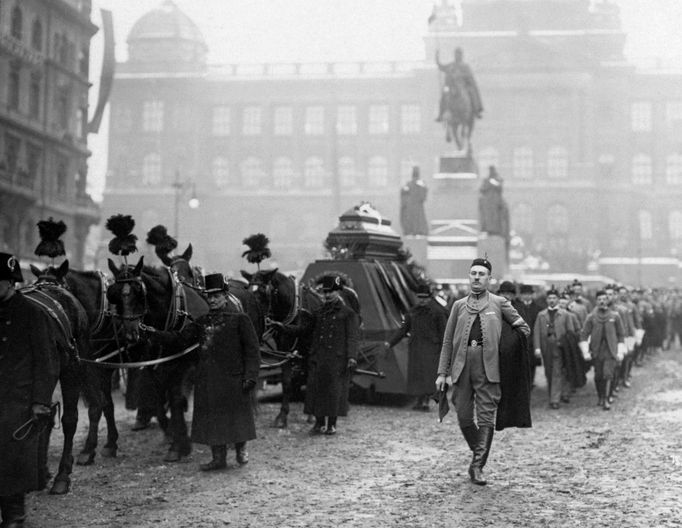 Pohřeb Aloise Rašína. Záběr na smuteční průvod na Václavském náměstí v Praze v únoru 1923.