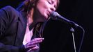 2. 7. - Suzanne Vega tentokrát přijela jako newyorská rockerka - V Praze koncertovala písničkářka Suzanne Vega. Při svém devátém vystoupení na české půdě byla lehce za rockerku, která se od folkařky liší tím, že nepotřebuje žádnou barovou židličku a zpívá ve stoje.  Se svou akustickou kytarou, se dvěma muzikanty, bubeníkem, pořádně rozjetým baskytaristou Mikem Viscagliou a notnou pomocí přednatočených zvuků z mixážního pultu vytvořila sound, který se blíží těžko definovatelnému, ale často užívanému pojmu newyorský rock.  Další podrobnosti si přečtěte ve zprávě zde