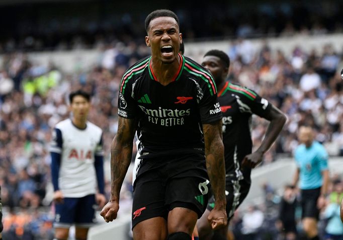 Gabriel slaví gól Arsenalu v derby s Tottenhamem.