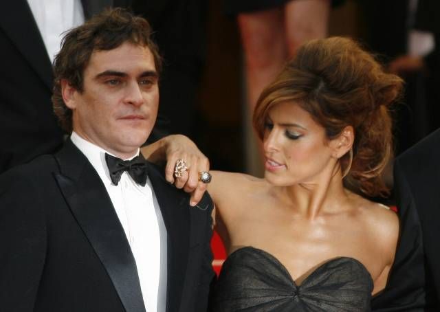 Neviditelné smítko sundala herečka Eva Mendesová svému kolegovi Joaquinu Phoenixovi