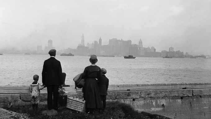 Ruští emigranti v roce 1925 sledují New York, svůj nový domov.