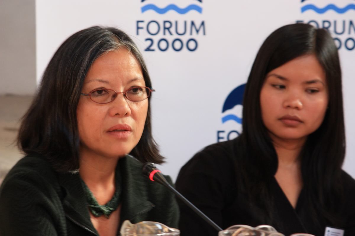 Barmská spisovatelka trvale žijící v New Yorku Maureen Aung-Thwin na tiskové konferenci. Vedle ní aktivistka Zoya Phan, jedna z vůdčích představitelů organizace Burma Campaign UK.