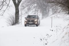 Hradecký kraj zasáhlo sněžení, cesta na Špindlerovku uzavřena