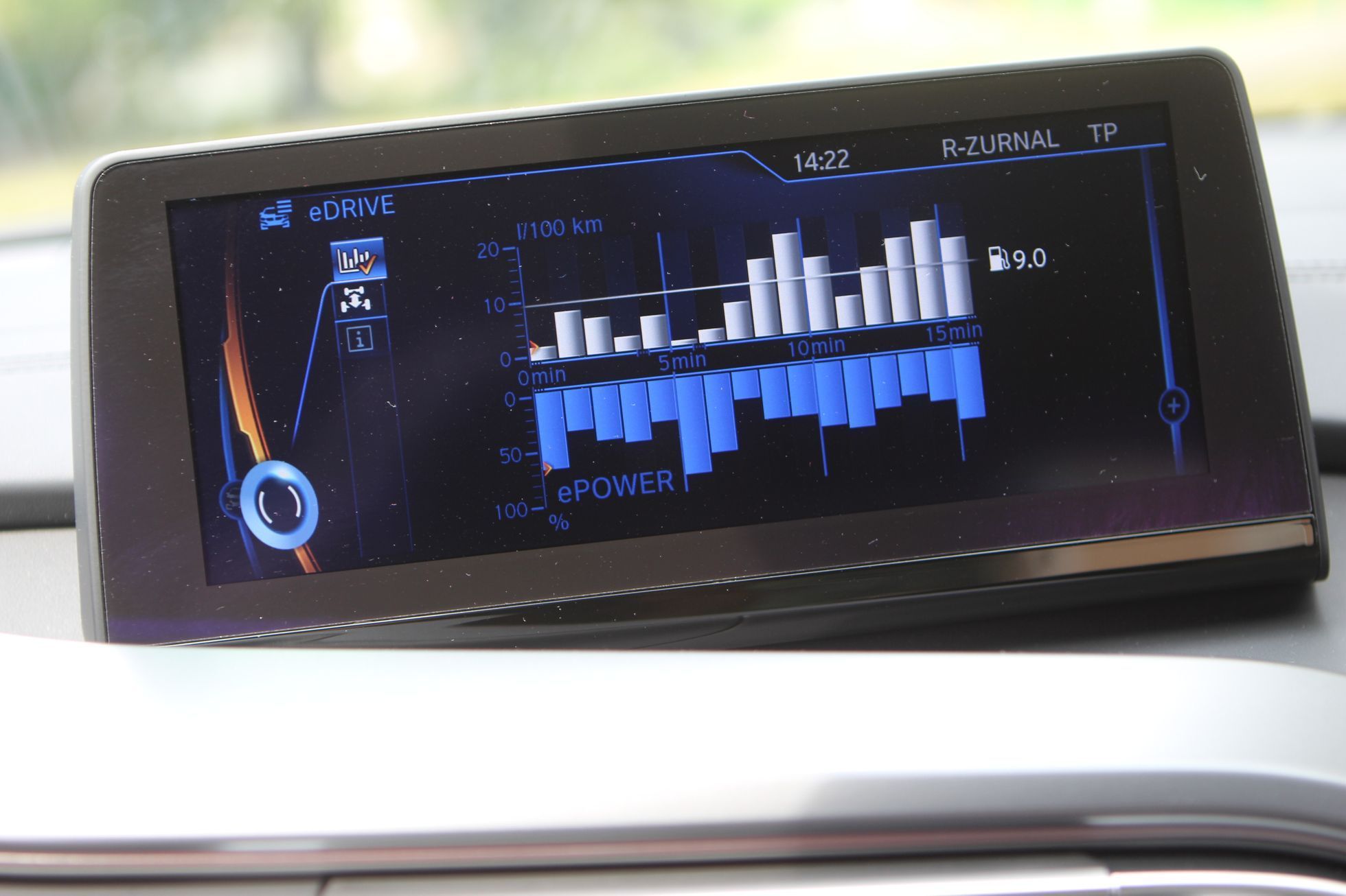 BMW i8 - elektrický pohon na displeji