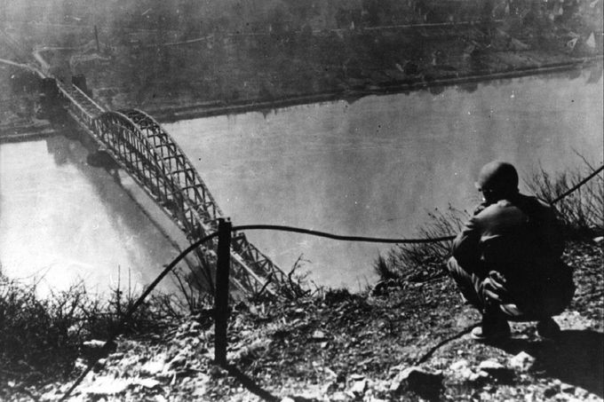 Takto vypadal skutečný most u Remagenu.