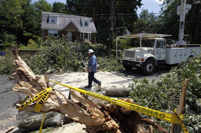 USA-WEATHER-STORM/ Description: An electrical worker walks down a street where a fallen tree had cut overhead power lines, during emergency repairs in Wheaton, Maryland, July 2, 2012. Blistering heat blanketed much of the eastern U.S. for the fourth straight day on Monday, after violent storms that took at least 15 lives and knocked out power to more than 3 million customers. REUTERS/Jason Reed (UNITED STATES - Tags: ENERGY ENVIRONMENT) Published: Čec. 2, 2012, 6:07 odp.