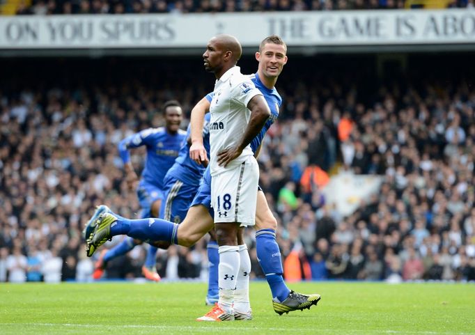 Fotbalista Chelsea Gary Cahill slaví svůj gól v utkání anglické Premier League 2012/13 proti Tottenhamu.