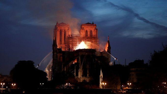 Hořící Notre-Dame.