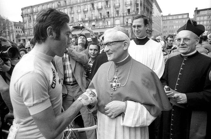 Eddy Merckx  na Giro d'Italia s kardinálem Höffnerem v roce 1973.