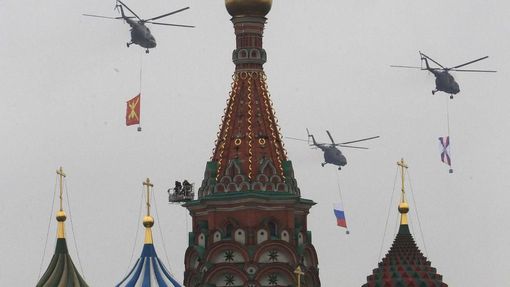 Russian service helicopters carrying military insignia fly over St.Basils Cathedral during the Victory Parade on Moscow's Red Square May 9, 2012. Russia celebrates the 67th anniversary of victory over Nazi Germany on Wednesday. REUTERS/Sergei Karpukhin (RUSSIA - Tags: POLITICS ANNIVERSARY SOCIETY) Published: Kvě. 9, 2012, 9:30 dop.