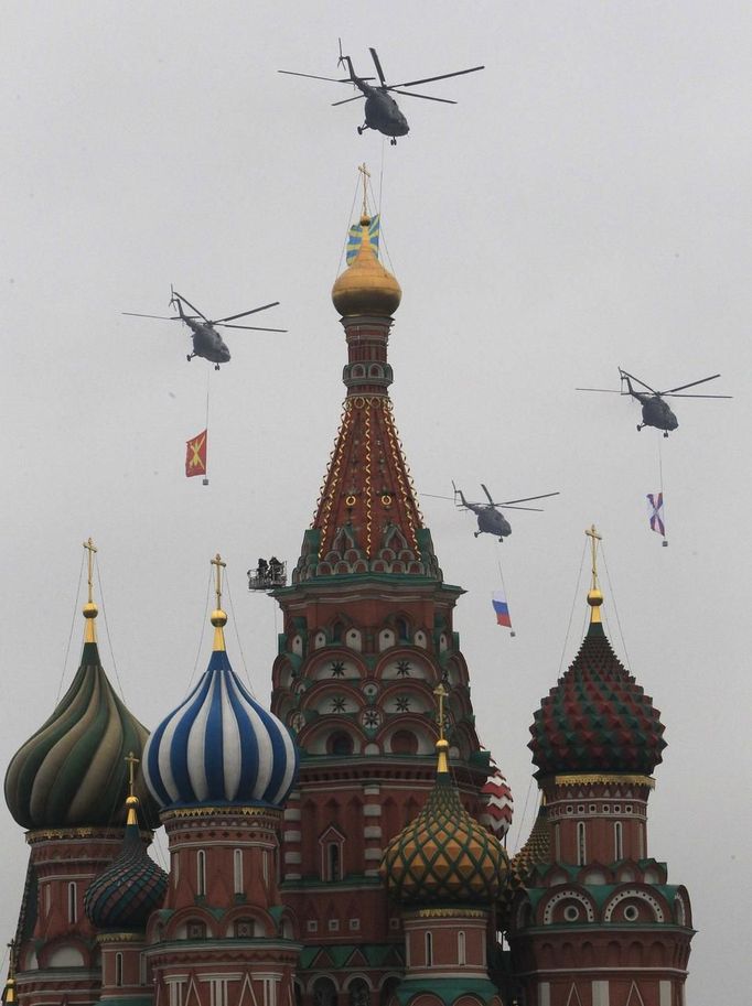 Russian service helicopters carrying military insignia fly over St.Basils Cathedral during the Victory Parade on Moscow's Red Square May 9, 2012. Russia celebrates the 67th anniversary of victory over Nazi Germany on Wednesday. REUTERS/Sergei Karpukhin (RUSSIA - Tags: POLITICS ANNIVERSARY SOCIETY) Published: Kvě. 9, 2012, 9:30 dop.