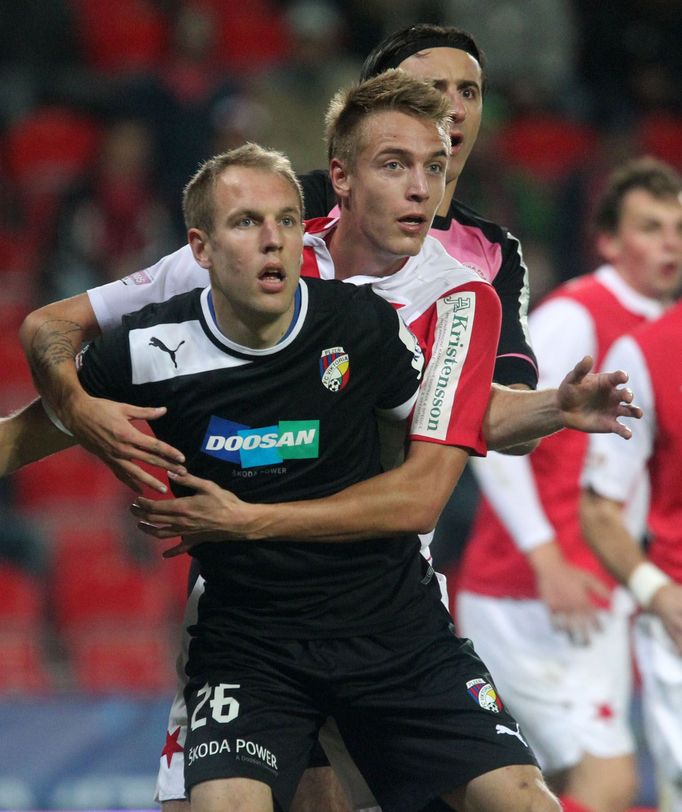 Fotbalista Slavie Ondřej Petrák drží Daniela Koláře v utkání proti Viktorii Plzeň ve 13. kole Gambrinus ligy 2012/13.