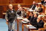 Občanský aktivista Jan Šinágl na dnešním zasedání senátu, kde se rozhodovalo o vydání Jiřího Čunka k trestnímu stíhání.