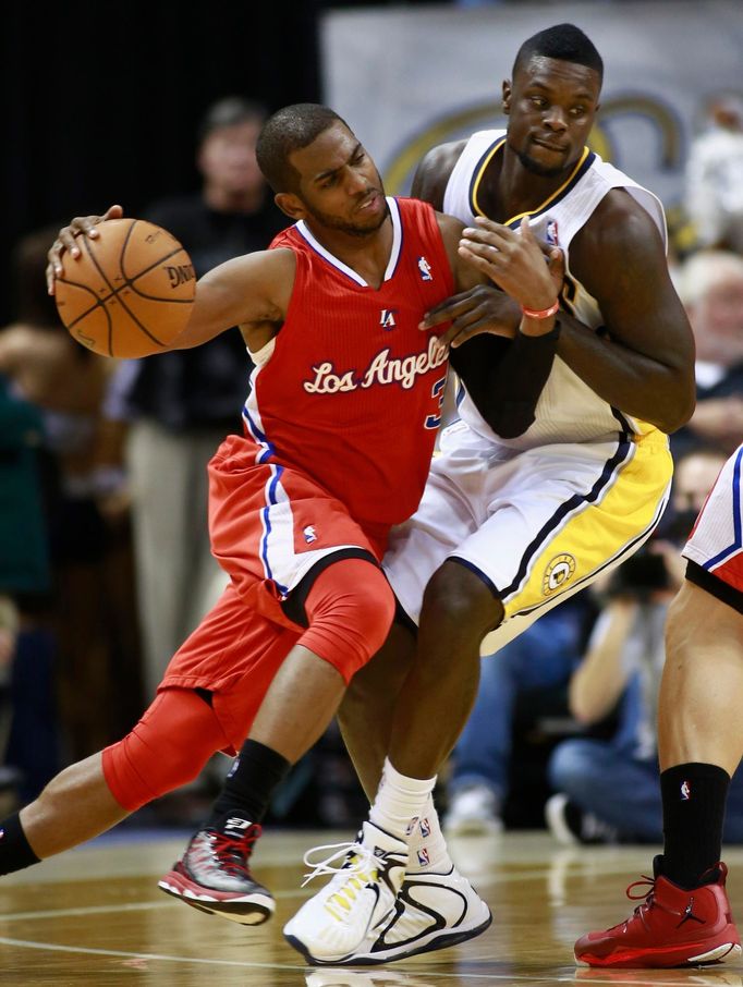 Chris Paul v dresu Clippers se probíjí přes Lance Stephensona z Indiana Pacers