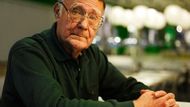 Patřil mezi nejbohatší Evropany, jeho majetek se odhaduje na desítky miliard eur.  Ingvar Kamprad, zakladatel ikonického nábytkového řetězce IKEA zesnul poslední lednovou sobotu v 91 letech. Firma je největším maloobchodním prodejcem nábytku na světě. Švédský podnik má přes 400 obchodních domů zhruba v padesátce zemí. V roce 1986 "král ložnic a kuchyní" rezignoval na funkci ředitele a předsedy představenstva a firmu převedl do vlastnictví nizozemské nadace. Nicméně zůstal jedním z nejkritičtějších zákazníků, strážcem kvality a vizionářem. Kamprad, jehož prarodiče pocházejí ze Sudet z oblasti poblíž Mostu, navštívil bývalé Československo poprvé už v 50. letech. Svůj první obchod v Čechách firma otevřela v roce 1991.