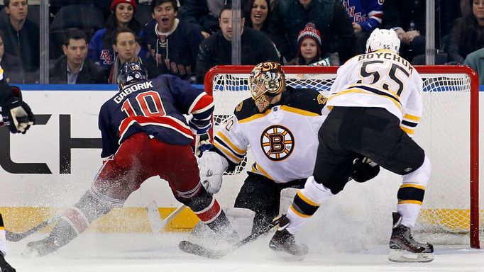 Útočník New Yorku Rangers Marián Gáborík střílí jeden ze tří gólů do branky Bostonu Bruins