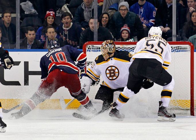 Útočník New Yorku Rangers Marián Gáborík střílí jeden ze tří gólů do branky Bostonu Bruins