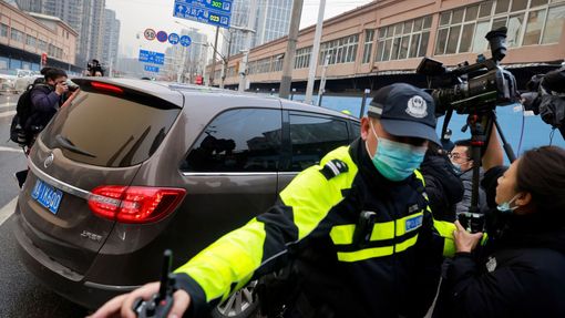 Tým Světové zdravotnické organizace (WHO) navštívil čínské tržiště Chua-nan, kde bylo poprvé zaznamenáno šíření viru SARS-CoV-2, jenž je původcem současné pandemie.