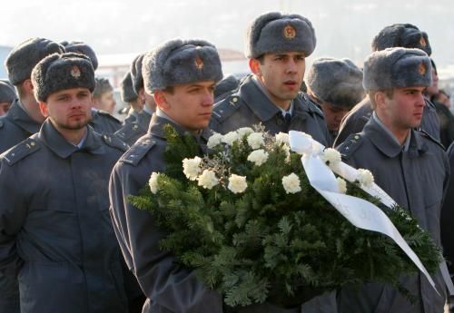 Vojáci nesou smuteční věnci během státního rozloučení se zemřelými vojáky