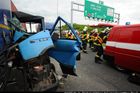 Dálnici D1 u Prahy uzavřela nehoda čtyř nákladních vozidel a dodávky, její řidič je zraněný