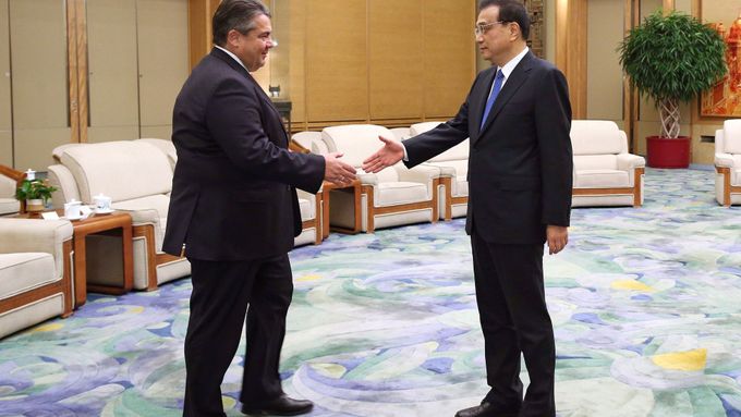 Já pán, ty pán. SIgmar Gabriel a čínský premiér Li Kche-čchiang v Pekingu.