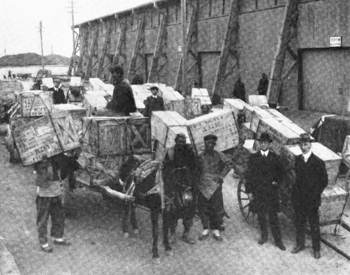 Export beden plných tisíců holících strojů Gillette, které byly určené do carského Ruska. Cca 1900s-1910s