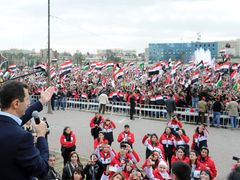 Asad během nečekaného setkání s příznivci v Damašku. 