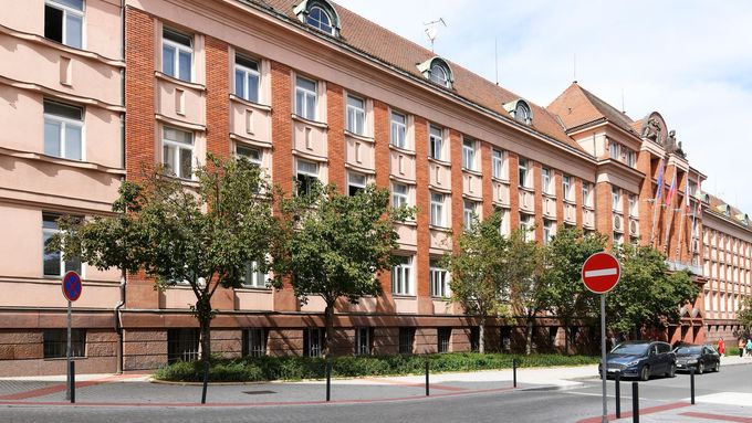 Budova plzeňského krajského úřadu, kde v úterý zasahovali detektivové Národní centrály proti organizovanému zločinu (NCOZ), 9. září 2025, Plzeň.